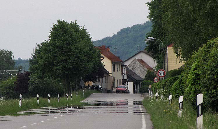 Мираж воды на дороге